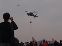 UH-60Jブラックホークからのロープ降下